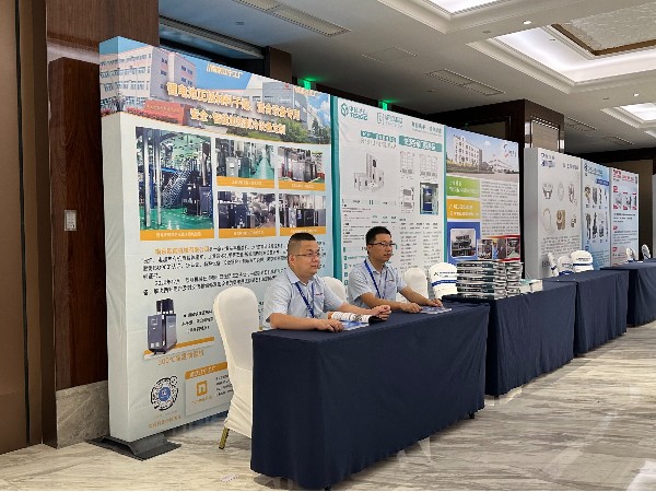 第二屆磷酸鐵鋰產業鏈高峰論壇，歐能機械展示模溫機溫控設備創新技術