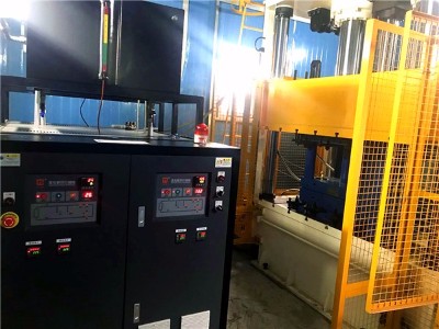 冷熱油切換模溫機的優點？「歐能機械」從碳纖維模壓成型說起